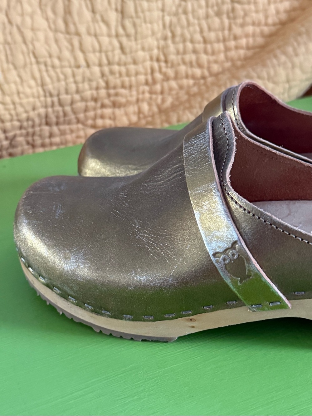 Sandgren Tokyo Classic Clog Mule, Metallic Gold, Size 40 - Picture 5 of 8